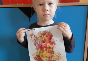 Nikola prezentuje wykonany przez siebie portret Pani Jesieni.